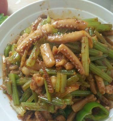 美味健康的鱿鱼炒香芹料理（简单易学，让你的家常餐桌多了一份惊喜）