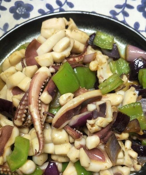 鱿鱼炒青椒的做法（美味健康的海鲜蔬菜佳肴）