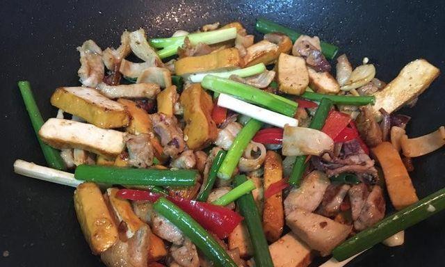 鱿鱼抄豆干的美味做法（掌握这道家常菜，让你的口腹更加满足）