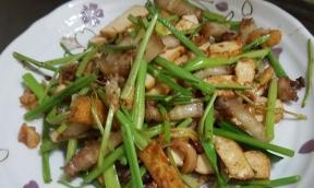 鱿鱼抄豆干的美味做法（掌握这道家常菜，让你的口腹更加满足）
