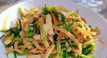 鱿鱼抄豆干的美味做法（掌握这道家常菜，让你的口腹更加满足）