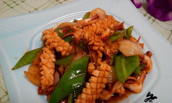 鲜美可口的鱿鱼爆海参（海洋食材的完美结合，味蕾的极致享受）