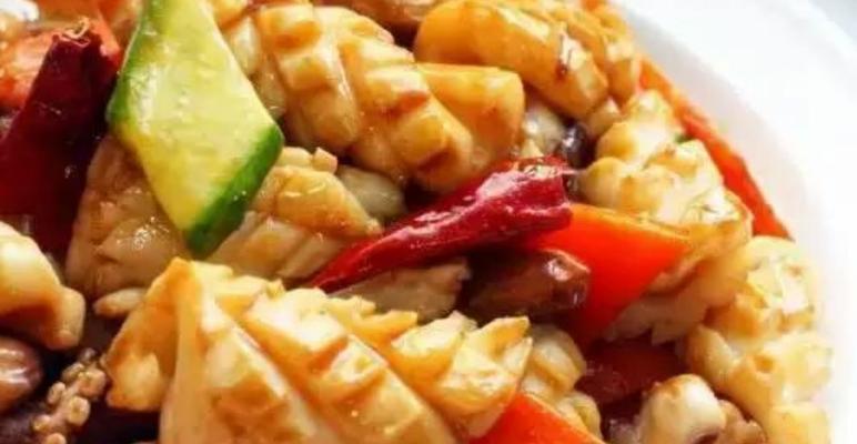 鲜美可口的鱿鱼煲仔饭（如何制作一份口感极佳的鱿鱼煲仔饭？）