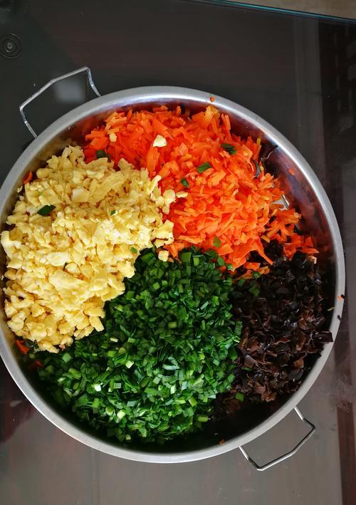 家常手工莜面饺子的制作方法（用新鲜蔬菜和肉馅包裹出美味健康的饺子）