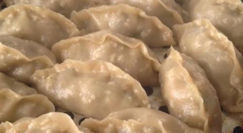 家常手工莜面饺子的制作方法（用新鲜蔬菜和肉馅包裹出美味健康的饺子）
