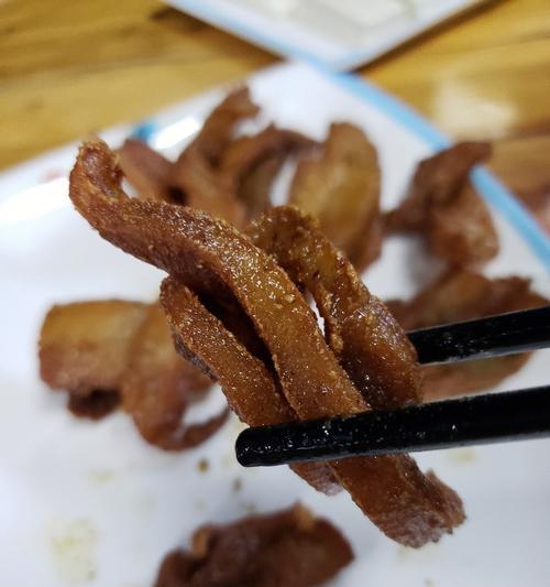 油炸猪皮，美味加倍！（手把手教你做炸酥脆的猪皮小吃）
