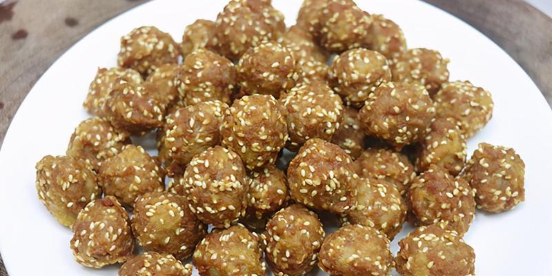 手把手教你做油炸小肉丸子（口感香脆，外酥里嫩的美食佳肴）