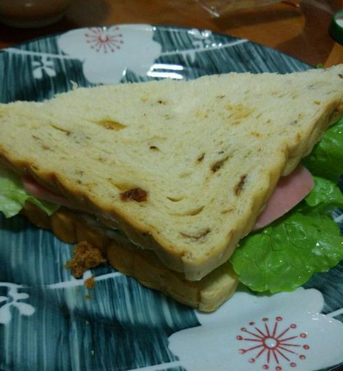 美味可口的油炸香蕉土司（学习制作油炸香蕉土司的简单方法）