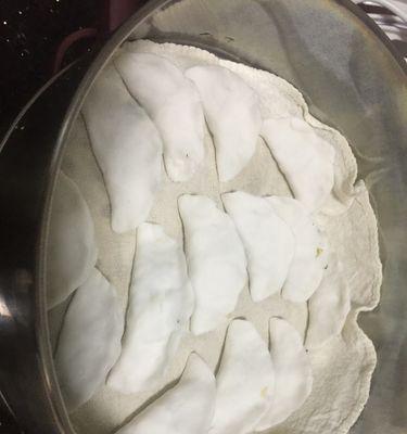油炸糖饺子的制作方法详解（口感香脆，甜味十足的传统小吃制作教程）