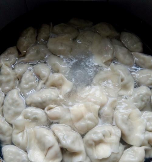 油炸糖饺子的制作方法详解（口感香脆，甜味十足的传统小吃制作教程）