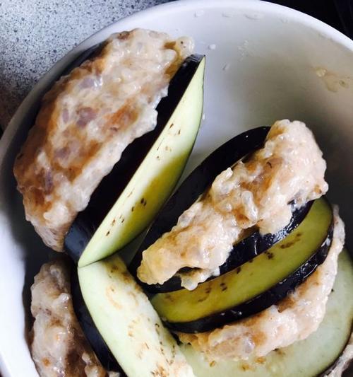 油炸茄子小饼的制作方法（美味可口的茄子小饼，让你回味无穷）