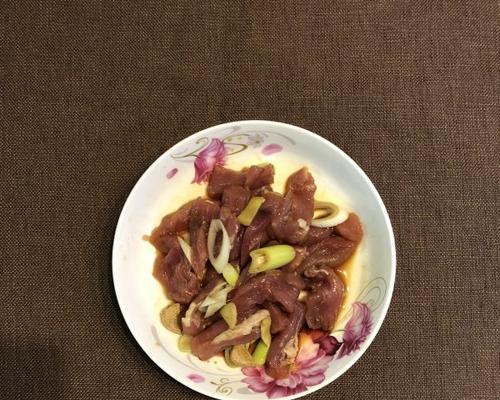 做法简单，美味可口的油炸里脊条（尝试在家做脆皮炸肉，送到您的味蕾上）