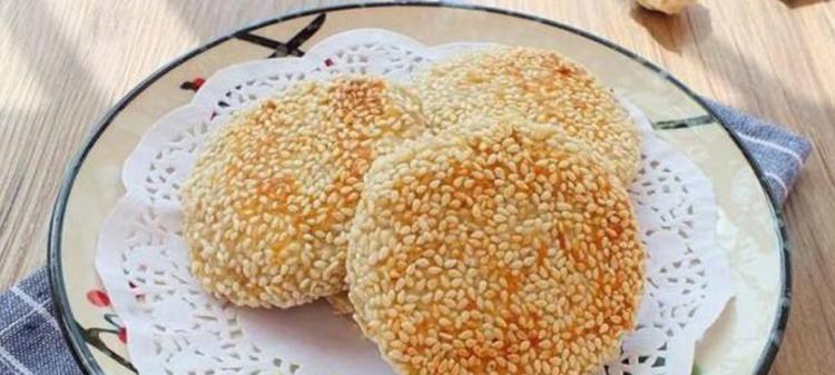 油渣芝麻饼的制作方法（用家常食材制作美味油渣芝麻饼）