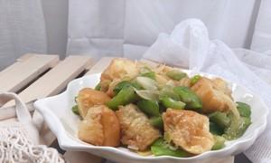 油条烩丝瓜的做法（家常美食制作，口感松脆爽口）