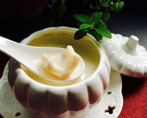 油桃炖牛奶，让味蕾爱上清新夏日（享受夏日的清凉和美味，尝试油桃炖牛奶吧！）