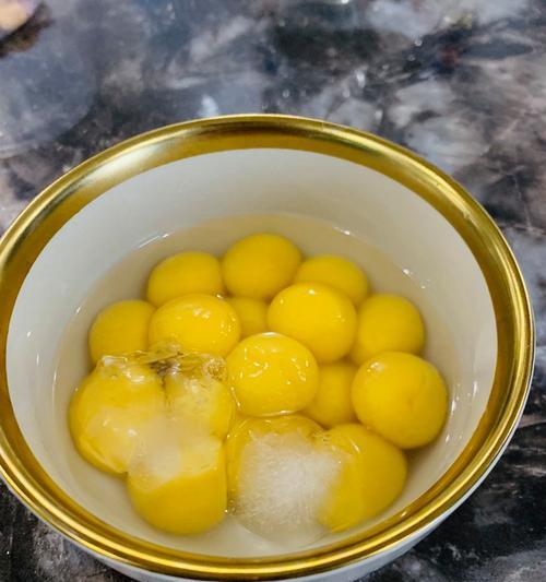 用油炸出金黄酥脆的油汤圆（如何制作最好吃的油汤圆？油炸技巧揭秘）