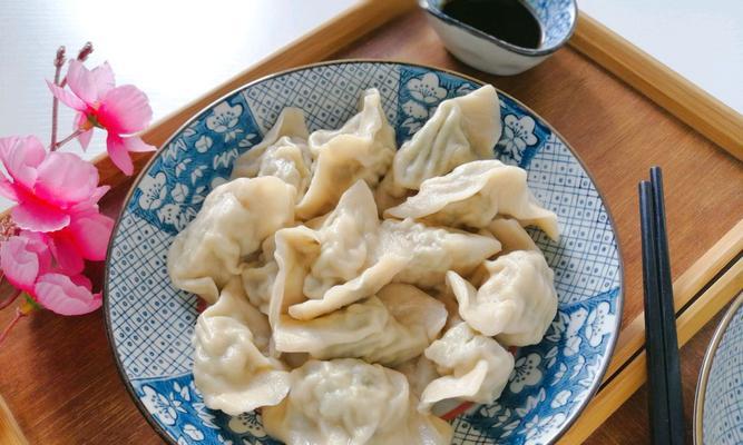 洋槐花饺子的制作方法（传统美食再创新意境，以洋槐花为主材的口感香醇饺子）