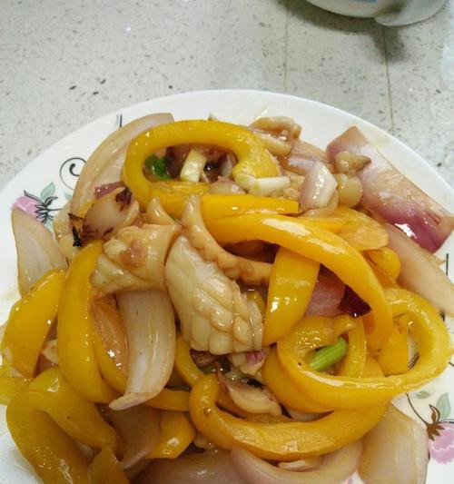 美食享受——洋葱鱿鱼花的制作方法（做法简单，美味可口，营养丰富，快来试试吧！）
