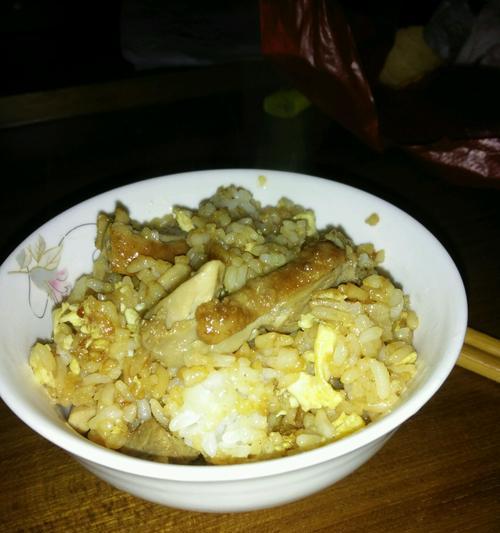 用洋葱鸭蛋制作美味炒饭（一道简单易学的家常美食）