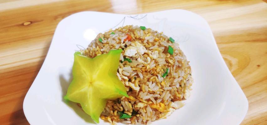 用洋葱鸭蛋制作美味炒饭（一道简单易学的家常美食）