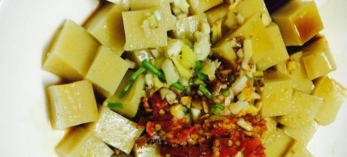 洋葱烧米豆腐的做法（营养丰富、入口清香的健康美食）