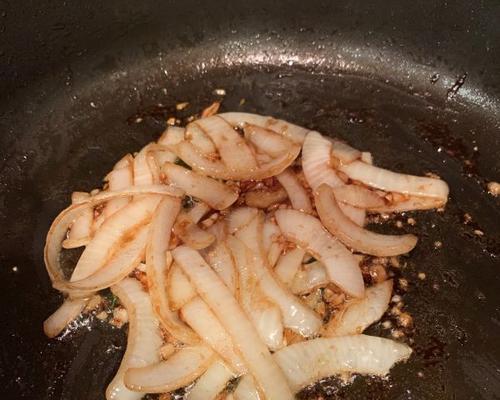 美味又健康——洋葱肉丝炒地瓜粉丝的做法（一道口感独特的佳肴，轻松学会制作）