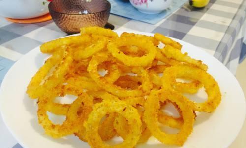 自制美味洋葱圈（用家庭厨房烹制的小食，香脆可口）