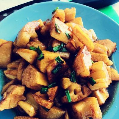 以洋葱藕丁炒土豆，营养美味两不误（简单易学，一次掌握，中式家常菜的不二选择）