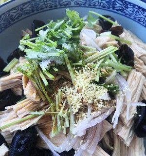 美味健康的洋葱木耳拌腐竹（家庭健康美食的制作与享用）
