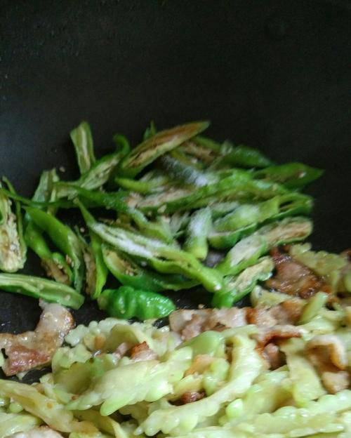 美食之道——洋葱苦瓜五花肉（健康与美味兼备，营养与口感并存）