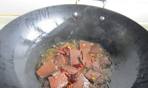 洋葱尖椒炒鸭血（传统美食，口感鲜美，营养丰富）