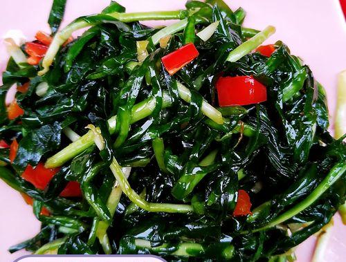 用鲜嫩韭菜做出美味可口的腌韭菜（传承家乡美食，享受韭菜的鲜美滋味）