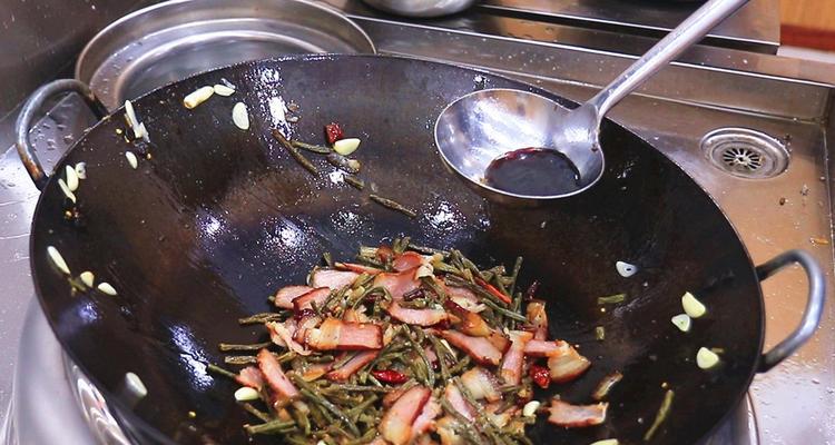 家常美食——腌豇豆炒腊肉（烹饪技巧、口感窍门、食材搭配、健康营养）