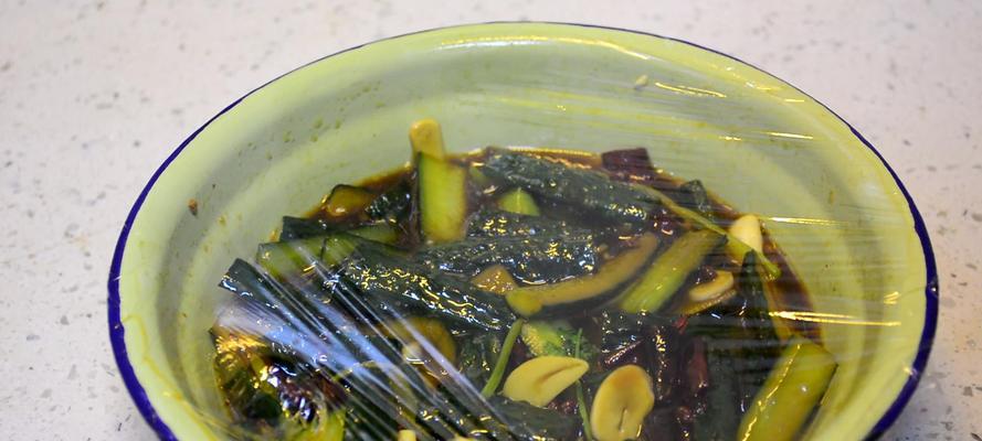 手工制作美味腌脆黄瓜（口感酸爽、清新可口的小食品）