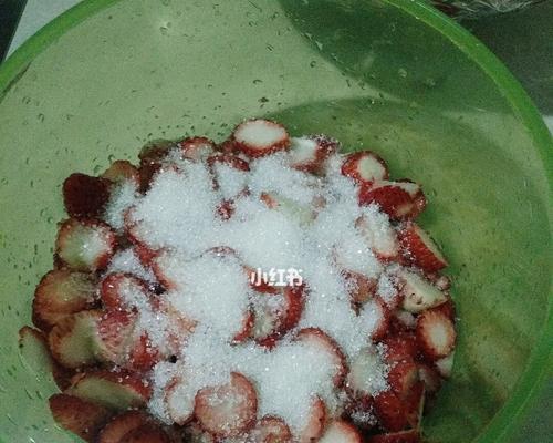 DIY糖腌草莓，让夏日更加甜蜜（享受甜蜜的夏日时光，学会糖腌草莓）