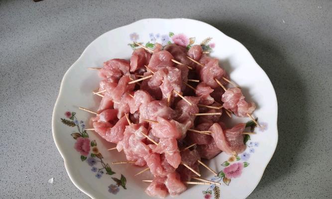 用牙签肉做出美味猪肉版，尝一口就爱上！（牙签肉猪肉版的做法和技巧，提供您美味的享受。）