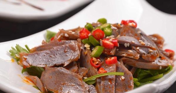 美味鸭肫炖筒子骨（家庭必备的营养佳肴，让你口感独特、香气四溢）