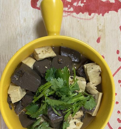 鸭血豆腐汤的制作方法（一道营养丰富的美食）