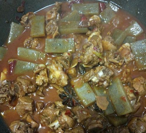 美味可口的鸭腿烧魔芋（一道家常菜的制作方法和步骤，让你的口味更加丰富多样）