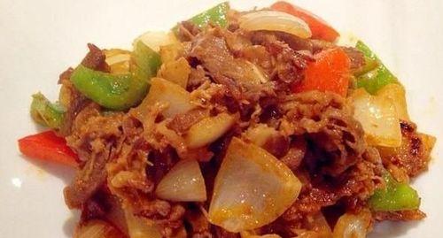 鸭锁骨烧洋葱的家常做法（口感鲜美、色香味俱佳，烧出家庭美味）