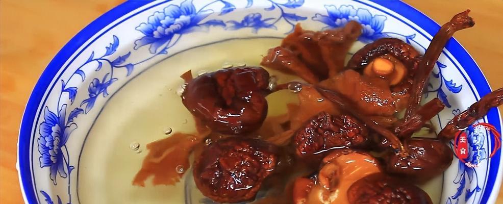 做出美味的鸭肝菌汤面（传统美食与现代创新的完美结合）