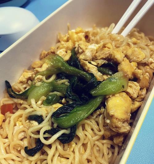 尝试做一碗鲜美的鸭蛋酸菜方便面（DIY鸭蛋酸菜方便面，体验自己的味道）