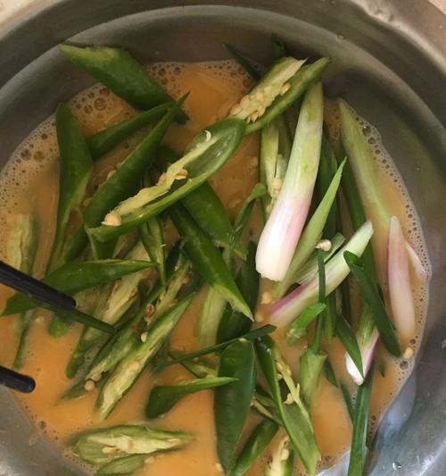 美味又简单的鸭蛋炒辣椒做法（用家常菜做出高级口感，鸭蛋炒辣椒不容错过）