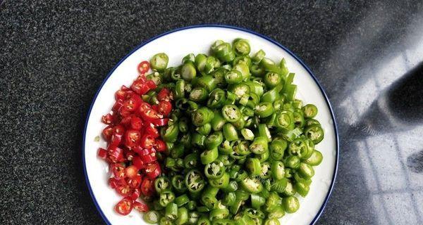 美味又简单的鸭蛋炒辣椒做法（用家常菜做出高级口感，鸭蛋炒辣椒不容错过）
