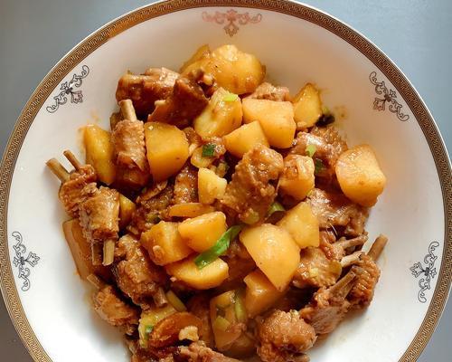 鸭翅根盖饭的家常做法（一次把家人的胃口都满足的美味，）