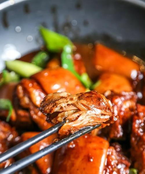 压锅鸡手，做出口感的美食（教你如何制作细腻多汁的压锅鸡手，让你的家人赞不绝口！）