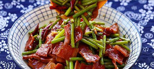 熏肉蒜苔炒法大揭秘（美味可口的家常做法）