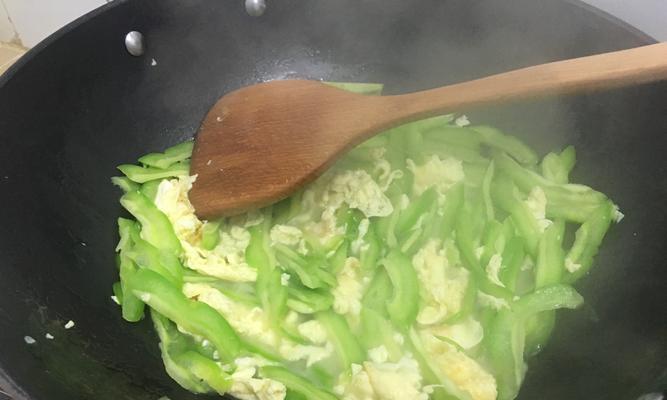 以血菊苦瓜饮为主打的健康饮品制作方法（轻松学会制作鲜美的血菊苦瓜饮，满足你的健康需求）
