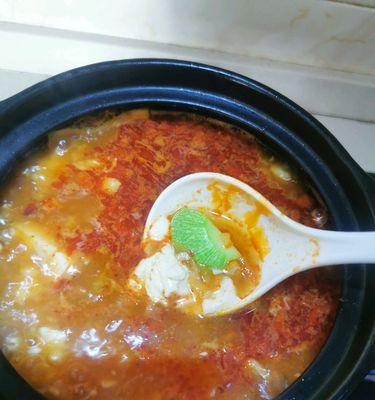 用肉粒红萝卜血豆腐做汤的美味做法（健康又美味的家常汤/营养丰富的清汤佳肴）
