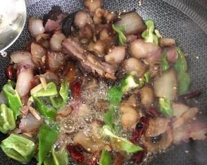 血豆腐肉片炒青蒜，美味又健康（以血豆腐为主材料，加入肉片和青蒜，烹饪出一道美味又健康的菜品）